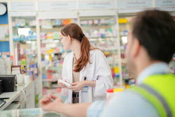 Obraz premium pharmacist engages with a customer offering guidance on medication usage. emphasizes the critical role of pharmacists in ensuring patient engineer worker safety and delivering personalized healthcare.