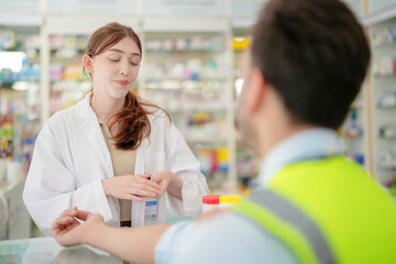 Obraz premium pharmacist engages with a customer offering guidance on medication usage. emphasizes the critical role of pharmacists in ensuring patient engineer worker safety and delivering personalized healthcare.