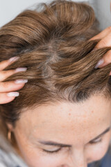 Naklejka premium Hair care routine for healthy looking roots in a cozy indoor setting