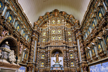Obraz premium interior of the cathedral of santa maria consecrated in the 14th century, construction began in 1251 in Gothic style Faro Portugal