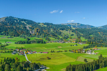 Fototapeta premium Das Wandergebiet Tiefenberger Moos im Oberallgäu an einem sonnigen Herbsttag von oben
