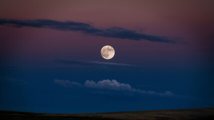 Obraz premium Full moon, dark clouds, tranquil night.
