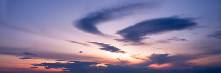 Fototapeta premium Dramatic sunset cloudscape, vibrant colors.