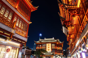 Obraz premium Mesmerizing Nighttime View of Traditional Architecture Illuminated in Urban Landscape