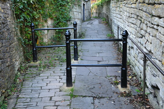Narrow alleyway with a cycle chicane 