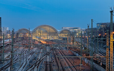 Hauptbahnhof Dresden in der Abendd&auml;mmerung