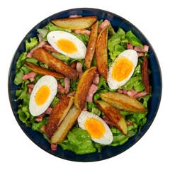 salade composée, oeufs, lardons et pommes de terre sautées - dans une assiette creuse, vue de dessus