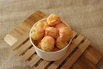 Cheese bread with sprinkled herbs. Cheese bread in a bowl