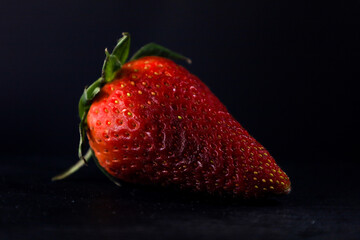 Rosso Tentazione. Fragola su sfondo nero.