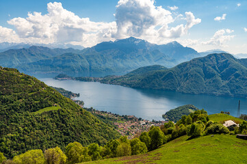 Obraz premium Panorama of Lake Como photographed from Gravona, showing Bellagio, the village of Lenno and the mountains above.