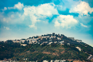 Obraz premium A distant view of the cityscape of Tunis, Tunisia, featuring traditional houses and buildings with characteristic blue windows, surrounded by a warm Mediterranean atmosphere.