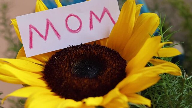 Un primer plano de una flor de girasol con la palabra madre