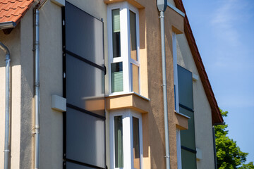 Solarfassade: Wohnhaus mit Solarmodulen an der Fassade