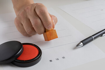 契約する男性の手元