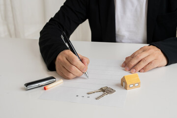 不動産契約でサインする人の手元