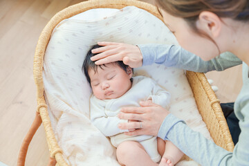 赤ちゃんの頭を撫でる女性