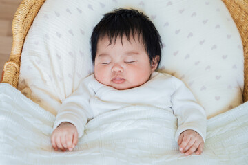 クーファンで眠る赤ちゃん