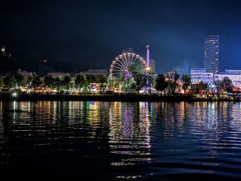 Urfahraner Markt Linz, Nacht, Spiegelung, Donau