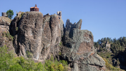 chapelle castrale à Arlempdes en Haute Loire sur une butte volcanique