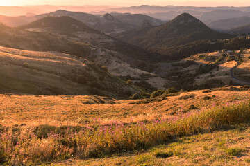 panorama sur les sucs et les monts d'Ardèche à la Croix de Boutière entre la Haute Loire et l'Ardèche près de Les Estables et Borée