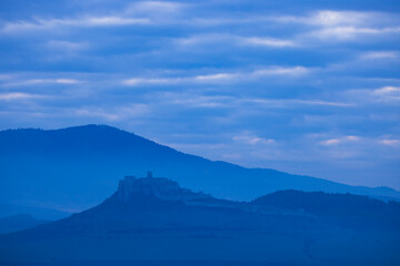 Fototapeta premium Majestic Spis Castle Surrounded by Misty Mountains