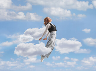 Obraz premium Asian young woman jumping