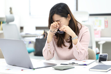 업무 중 눈의 피로를 느끼는 안경 쓴 여성