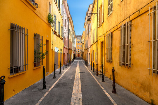 Fototapeta small old streets in the old town of  Aix en Provence with typical french facades