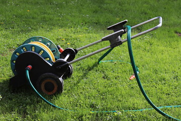Gartenschlauch auf dem Rasen.