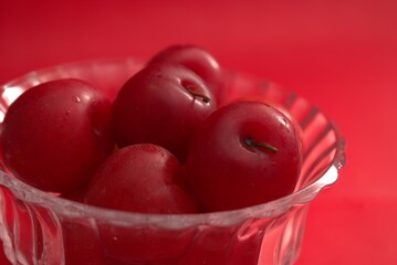 ciruelas rojas en fondo rojo