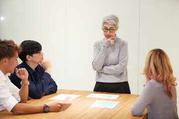 Obraz premium senior businesswoman meeting and talking about work or project in the office