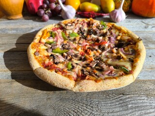 Delicious pizza is delicious and simple.