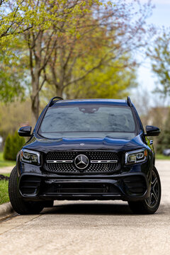 Mercedes-Benz GLB 250 black with AMG package vertical