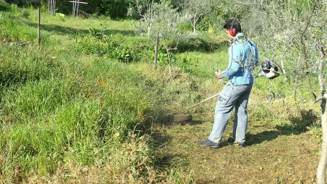 V&iacute;deo de trabalhador rural a limpar terreno com moto-ro&ccedil;adora para garantir a manuten&ccedil;&atilde;o contra ervas daninhas na fazenda