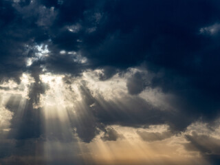 Fototapeta premium Die Sonne durchbricht die Wolken