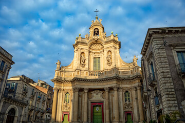 Obraz premium Baroque facade of the Collegiate Basilica of Catania, Sicily, with early golden light