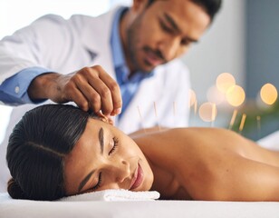 Jeune femme recevant un traitement d'acupuncture. Le médecin enfonce des aiguilles dans le corps de la femme lors de l'acupuncture - gros plan