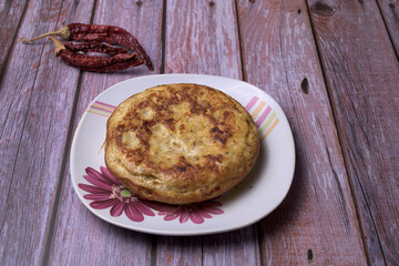 Ingredients and utensils to prepare a Spanish omelette