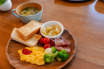 洋風朝食スクランブルエッグとトースト