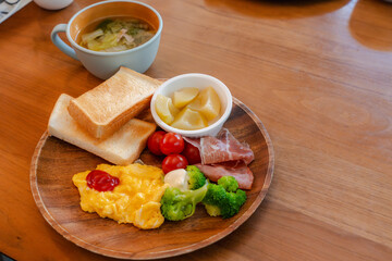 洋風朝食スクランブルエッグとトースト