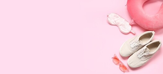 Obraz premium Travel accessories on pink background with space for text