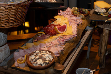 Tabla con fiambres, carnes y quesos, tradicional argentina