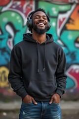 Fototapeta premium hombre disfrutando de buena musica
