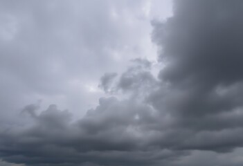 Obraz premium group of people standing on top of a beach under a cloudy sky