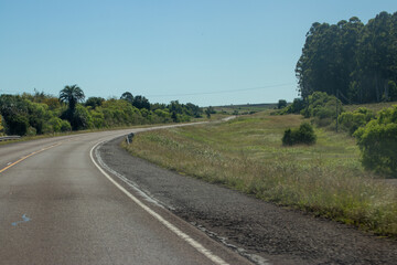 Naklejka premium Curva en la carretera en el medio del campo