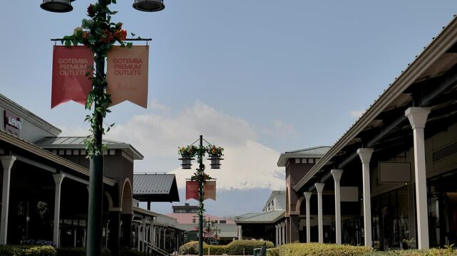 静岡県御殿場市にある御殿場プレミアム・アウトレットと富士山