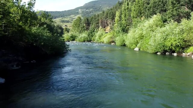 Toma a&eacute;rea del r&iacute;o Simpson junto a la Carretera Austral, rodeado de frondosos &aacute;rboles.