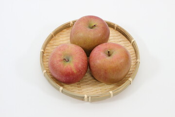 収穫したての赤いリンゴ