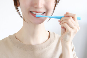 歯磨きをする女性　デンタルケア