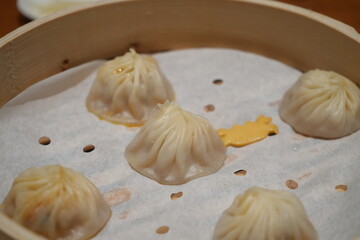 Chinese Food, Dim Sum, Xiao Long Bao in Bamboo Steamer - 中華料理 飲茶 竹の蒸し器に入った小籠包
